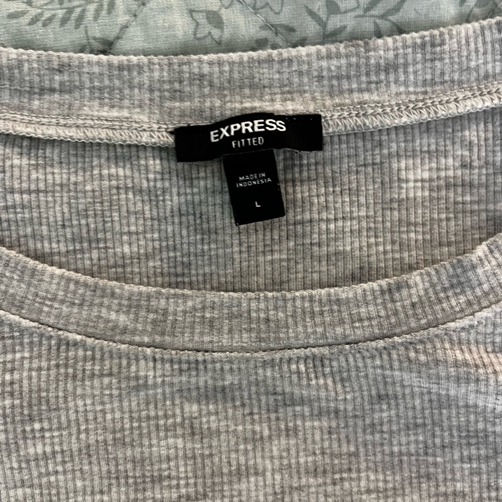 Express Gray Women's Ribbed Top - Picture 3 of 7